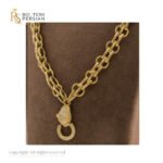 Lănțișor statement din aur galben cu lanț dublu și pandantiv strălucitor – bijuterie impunătoare pentru femei elegante.