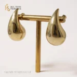 Cercei în formă de picătură din aur galben lucios, design elegant și modern pentru orice ocazie.