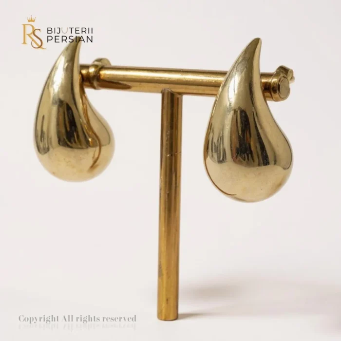 Cercei în formă de picătură din aur galben lucios, design elegant și modern pentru orice ocazie.