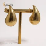 Cercei în formă de picătură din aur galben lucios, design elegant și modern pentru orice ocazie.