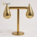 Cercei în formă de picătură din aur galben lucios, design elegant și modern pentru orice ocazie.