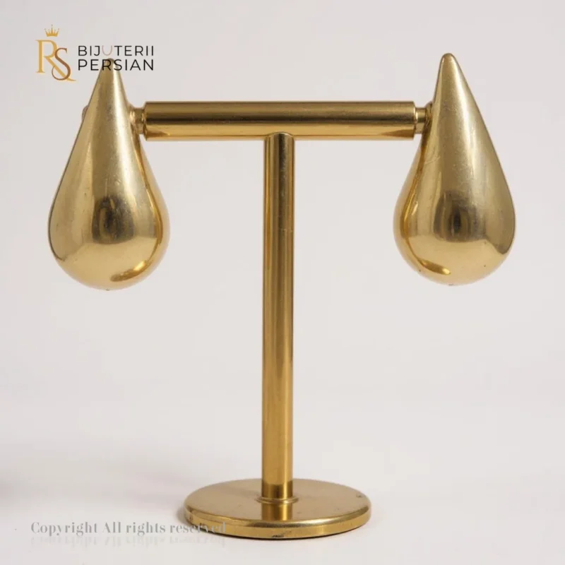 Cercei în formă de picătură din aur galben lucios, design elegant și modern pentru orice ocazie.
