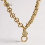 Lănțișor statement din aur galben cu lanț dublu și pandantiv strălucitor – bijuterie impunătoare pentru femei elegante.