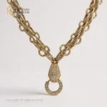 Lănțișor statement din aur galben cu lanț dublu și pandantiv strălucitor – bijuterie impunătoare pentru femei elegante.