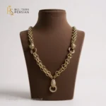 Lănțișor statement din aur galben cu lanț dublu și pandantiv strălucitor – bijuterie impunătoare pentru femei elegante.