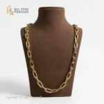 Lanț aur paperclip din aur galben 14K cu zale dreptunghiulare mari pe suport maro