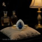 Inel din aur galben 14K cu safir albastru și 16 diamante naturale, certificat IGI – model Sofia