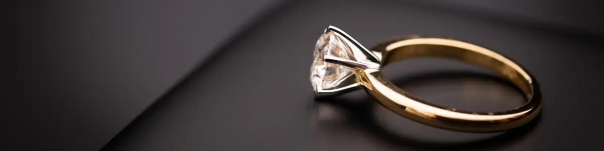 Procesul de creare a unei bijuterii personalizate, schiță și proiect realizate manual într-un atelier de bijuterii din București.