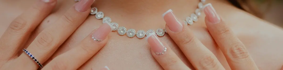 Procesul de creare a unei bijuterii personalizate, schiță și proiect realizate manual într-un atelier de bijuterii din București.