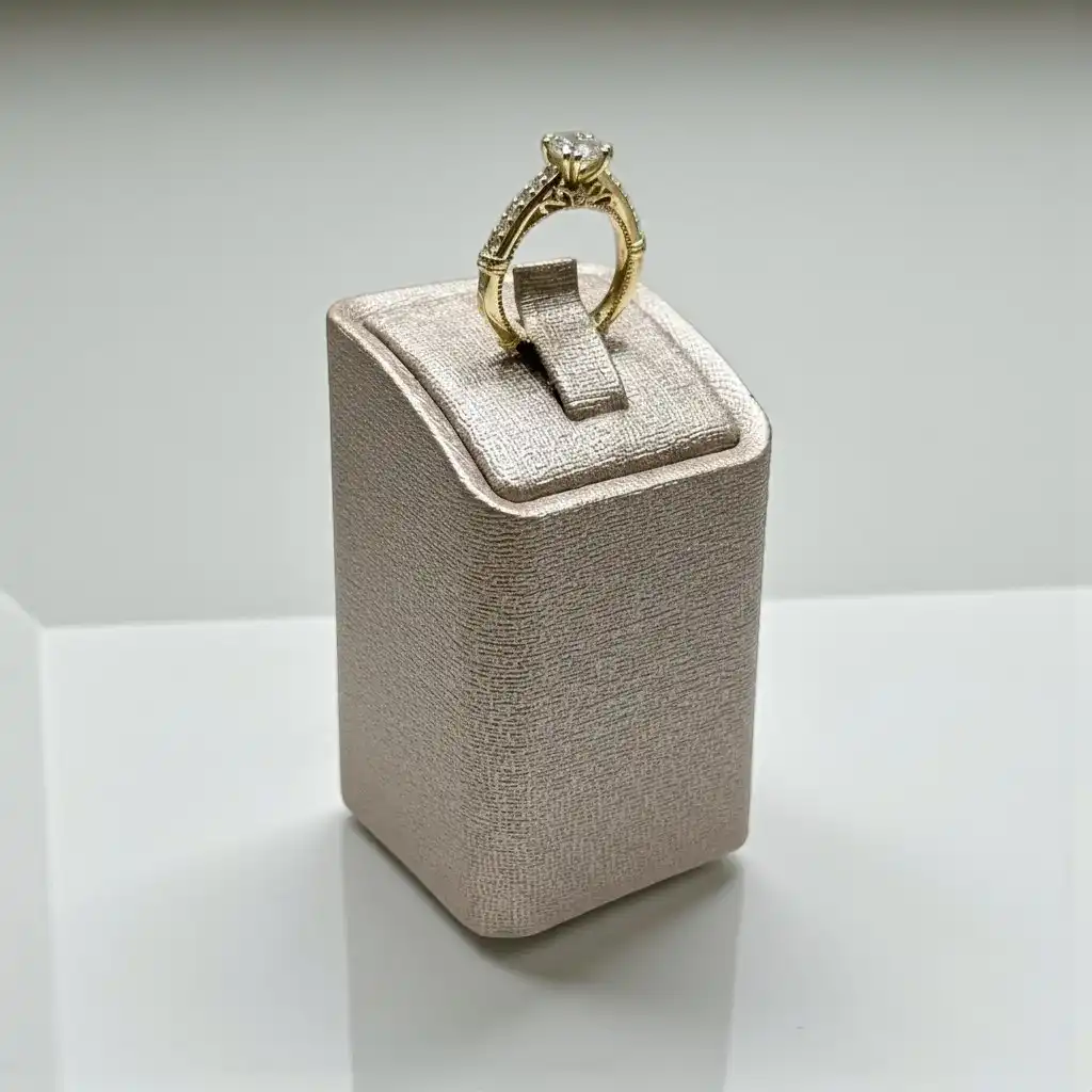 Inel din aur galben cu diamant solitar montat pe suport elegant de prezentare