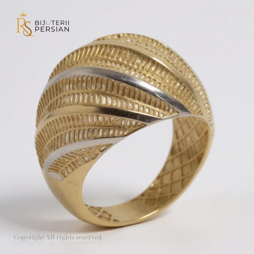 Inel din Aur 14K – Model Lat cu Textură și Detalii Bicolore inel lat aur 14K cu textură și detalii bicolore – Bijuterii Persian
