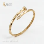Brățară fixă aur din aur galben model rigid cu textură diamantată – vedere din profil