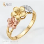 Inel din aur 14K tricolor cu trei flori Plumeria sculptate din aur galben alb si roz cu textura satinata