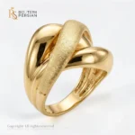 Inel aur galben sculptural din aur 14K cu benzi voluminoase lucioase si banda diagonala cu textura satinata