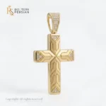 Pandantiv aur galben cruce din aur 14K cu gravuri geometrice satinate, colturi incrustate si anou pavat cu zirconiu