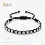 Bratara aur alb cu snur si cuburi din aur 14K cu finisaj diamantat intercalate pe impletitura macrame neagra