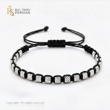 Bratara aur alb cu snur si cuburi din aur 14K cu finisaj diamantat intercalate pe impletitura macrame neagra