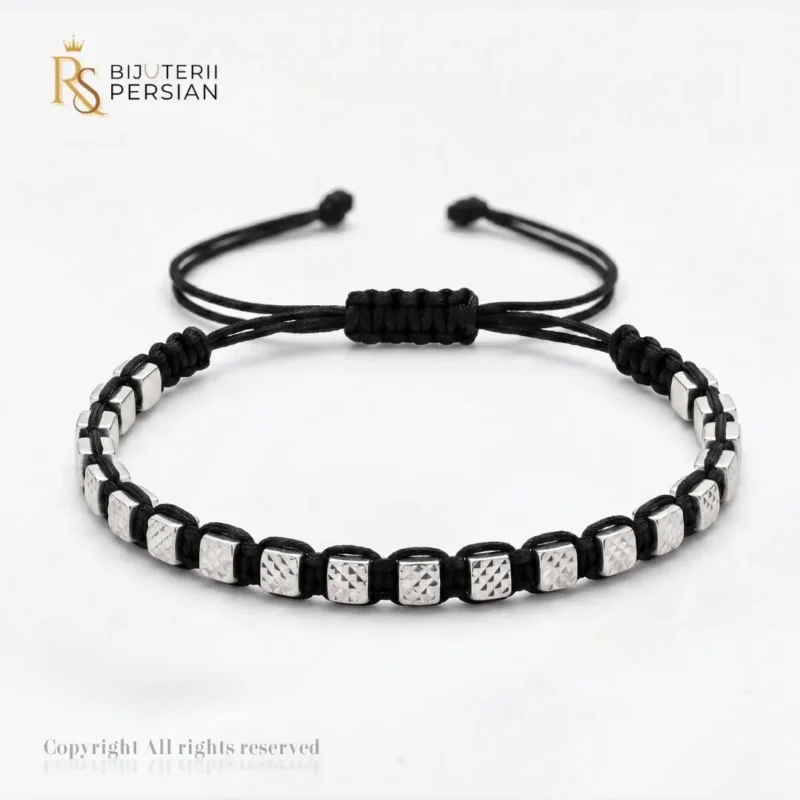 Bratara aur alb cu snur si cuburi din aur 14K cu finisaj diamantat intercalate pe impletitura macrame neagra