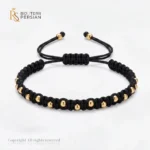 Bratara aur galben cu snur si bile netede din aur 14K distribuite simetric pe impletitura macrame neagra