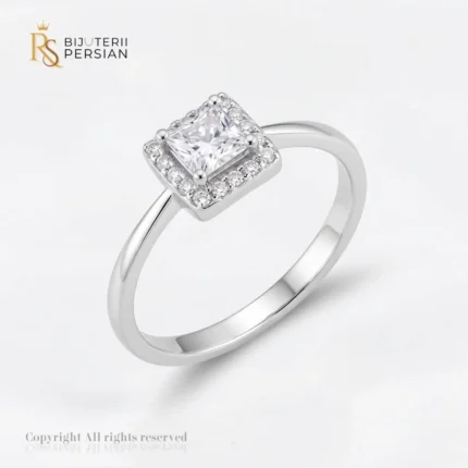Inel aur alb taietura prințesa cu zirconiu din aur 14K cu cristal central patrat si cadru halo incrustat