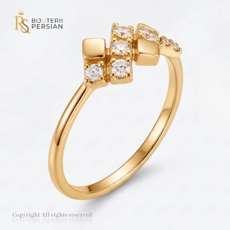Inel aur galben cu elemente patrate si zirconiu din aur 14K cu suprafete patrate si pietre transparente montate
