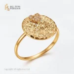 Inel aur galben disc martelat cu inima si zirconiu din aur 14K cu banut texturat si inima cu pietre