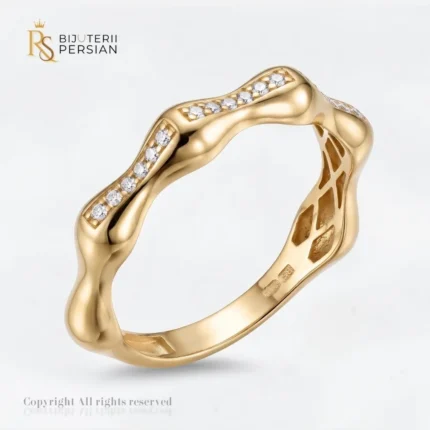 Inel aur galben ondulat stil organic cu zirconiu din aur 14K cu linii fluide si pietre transparente encastrate