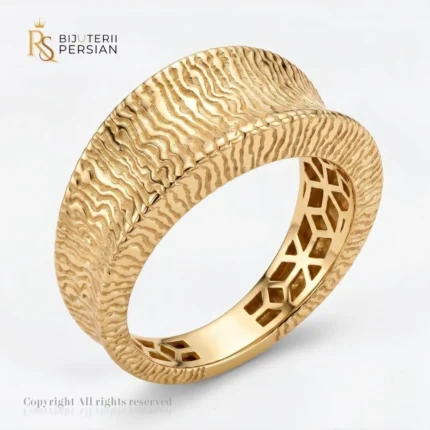 Inel aur galben texturat ondulat din aur 14K cu striatii organice 3D fara pietre si interior ajurat