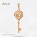 Pandantiv aur galben cheie cu mandala din aur 14K cu disc rotund gravat cu motiv floral si finisaj polizat la luciu oglinda