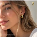 Cercei aur galben 14K Monaco Plain Hoops originali cu finisaj neted polizat la luciu oglinda si sigla Monaco
