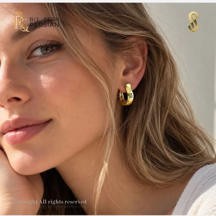 Cercei aur galben 14K Monaco Plain Hoops originali cu finisaj neted polizat la luciu oglinda si sigla Monaco