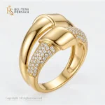 Inel aur galben panglică răsucită din aur 14K cu benzi lucioase si sectiuni pavate cu zirconiu